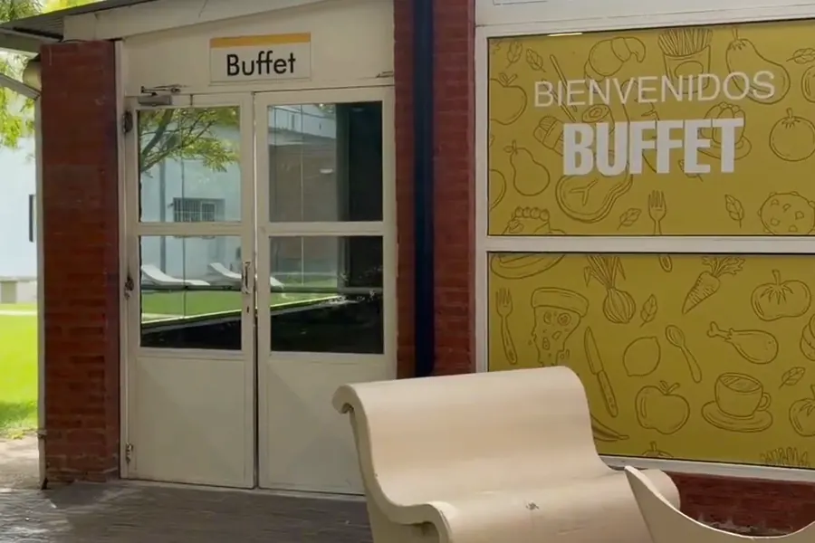 Entrada al buffet del campus