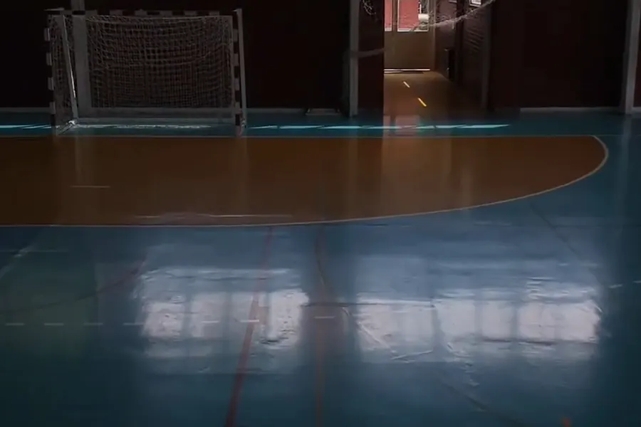 Gimnasio con piso deportivo y arco de handball